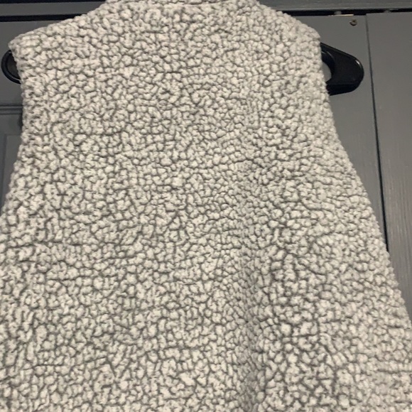 Women’s Small Sherpa Vest - Picture 2 of 5
